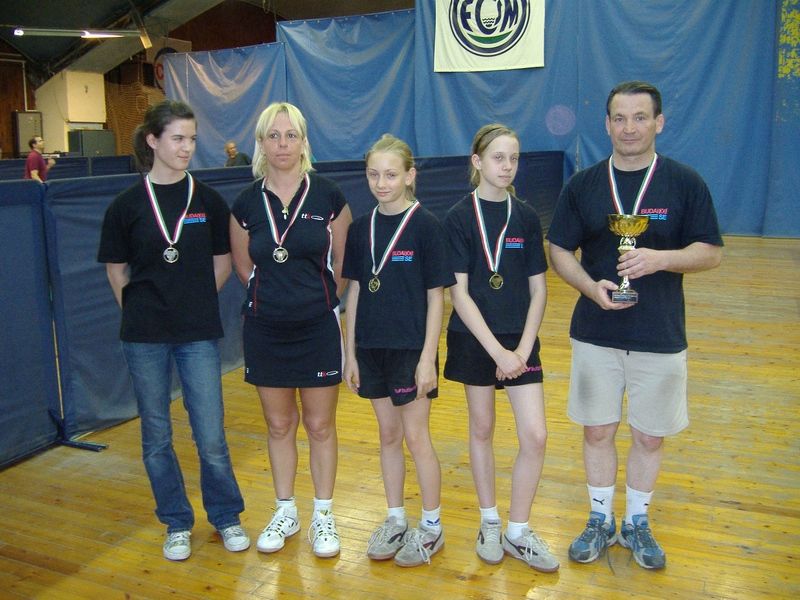 az 2007/08.�vi I.oszt�ly 1.csoport bajnoka, balr�l: Balogh Zs�fia, Varga Zsuzsa edz�, Gyim�thy No�mi, Tak�cs Lili �s R�vfy Tibor