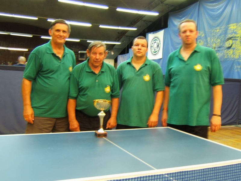 a 2008/09.�vi I.oszt�ly� bajnoks�g abszol�t bajnokai a v�ndorserleggel, balr�l: Kir�ly Attila, Greg�n Bertalan, Csereszny�s J�zsef �s Nagy Tam�s