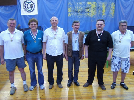 az I.oszt�ly 2.csoport bajnoka, a Belv�rosi T�megsport SE, balr�l: Igaz L�szl�, F�tty B�la, ..., F�vessy Lajos, Kov�cs Gy�rgy �s Bende Andr�s  