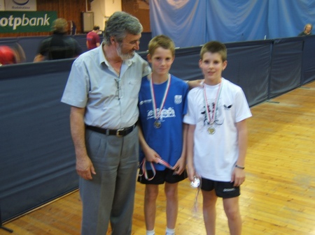 az I.oszt�ly 2.csoport II.helyezettje, a BVSC Sportiskola IV., balr�l: Vukovich Zolt�n d�j�tad�, Kov�cs Sebesty�n �s Jeszenszki D�niel