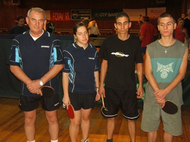 a Csepeli ISE VI.csapata, balr�l: R�zsahegyi P�ter, Ringelhann Fanni, Eckrich J�zsef �s B�r� Zolt�n